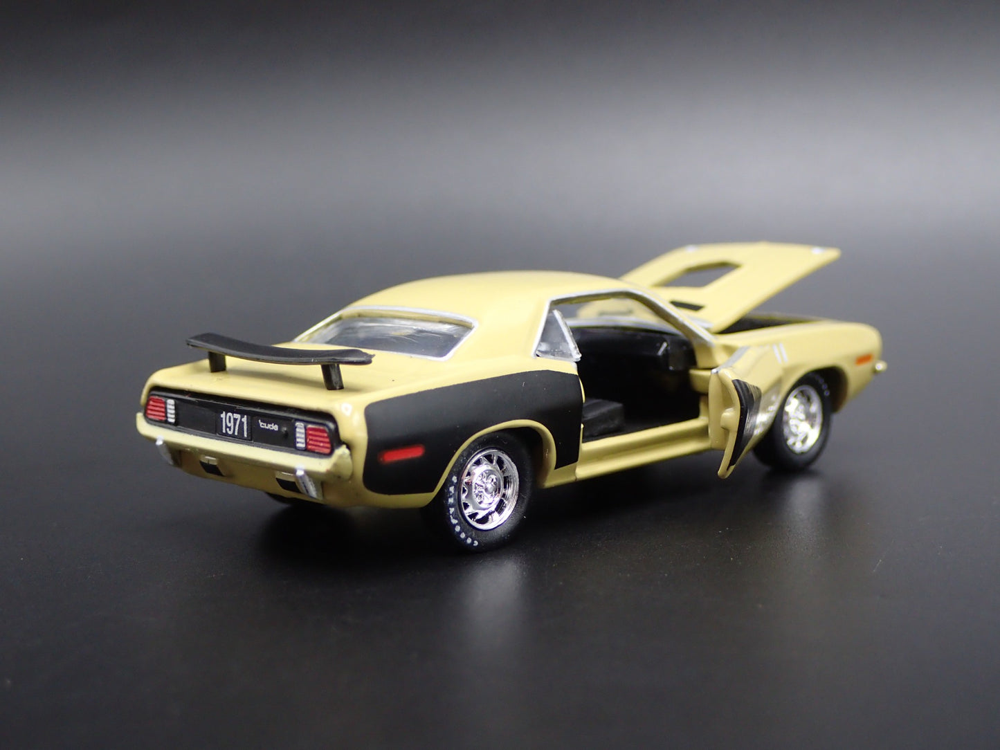 1971 71 PLYMOUTH HEMI CUDA RARE 1:64 SCALE COLLECTIBLE DIORAMA DIECAST MODEL CAR