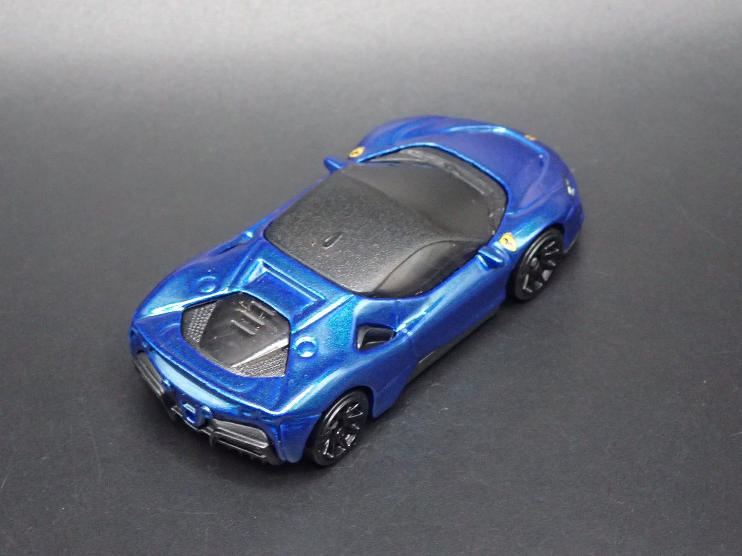 2020-2026 FERRARI SF90 STRADALE 1:64 SCALE COLLECTIBLE DIORAMA DIECAST MODEL CAR