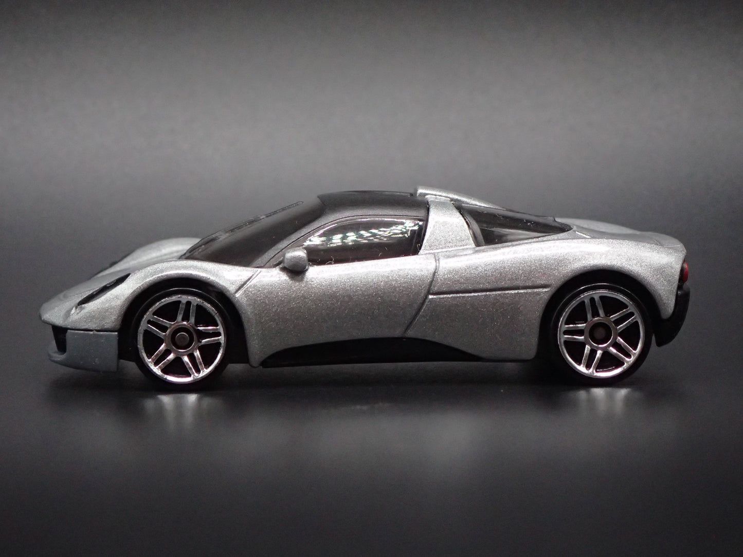 GORDON MURRAY AUTOMOTIVE T.33 SILVER 1:64 SCALE DIORAMA DIECAST MODEL CAR
