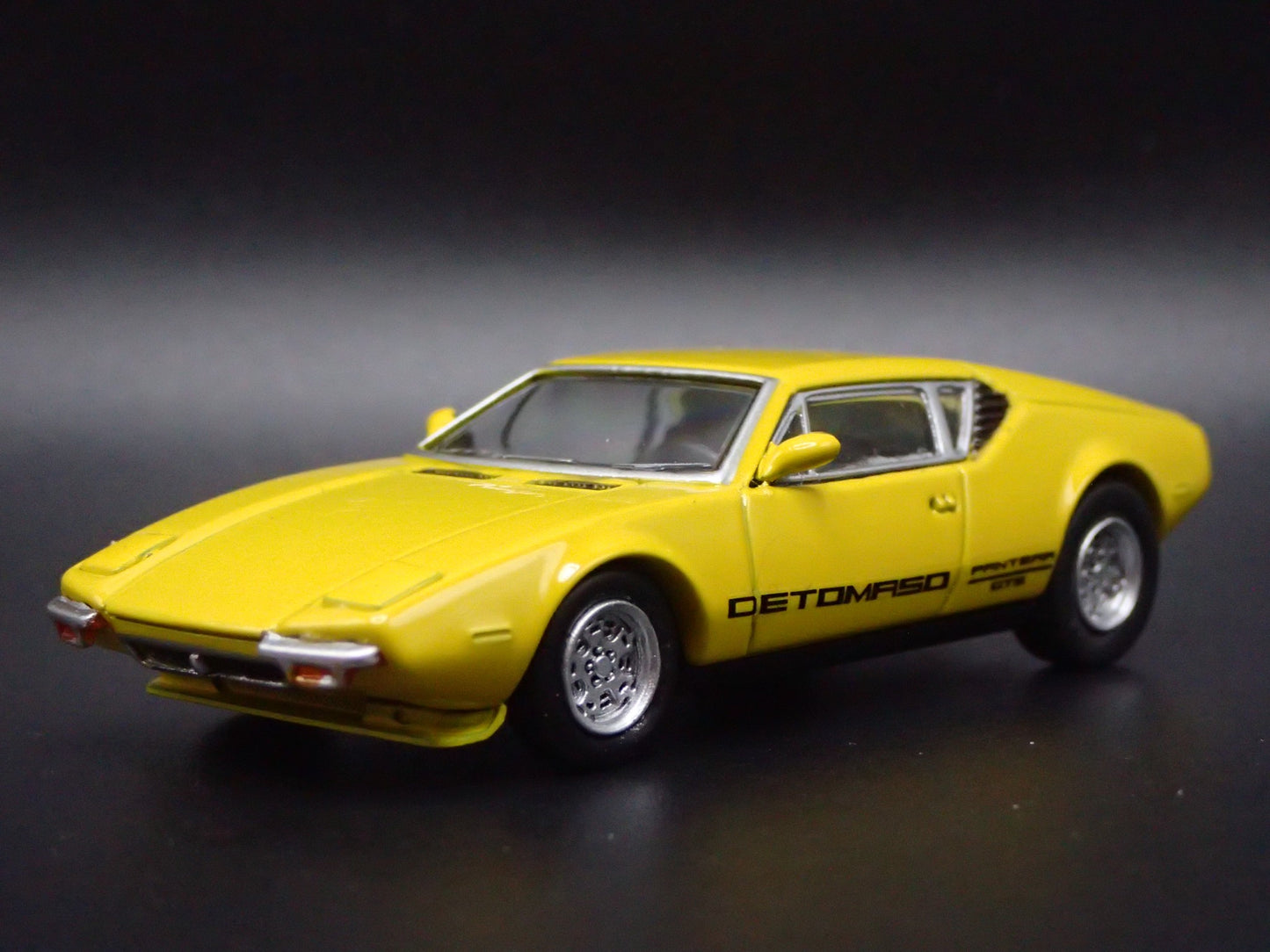 1972 72 DE TOMASO PANTERA RARE 1:64 SCALE COLLECTIBLE DIORAMA DIECAST MODEL CAR