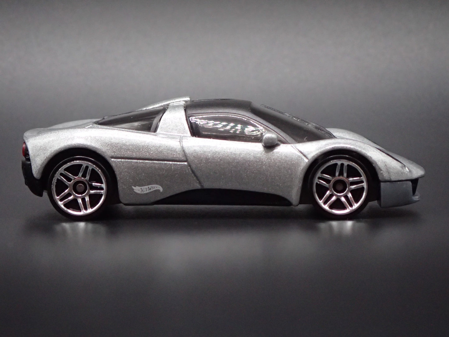 GORDON MURRAY AUTOMOTIVE T.33 SILVER 1:64 SCALE DIORAMA DIECAST MODEL CAR