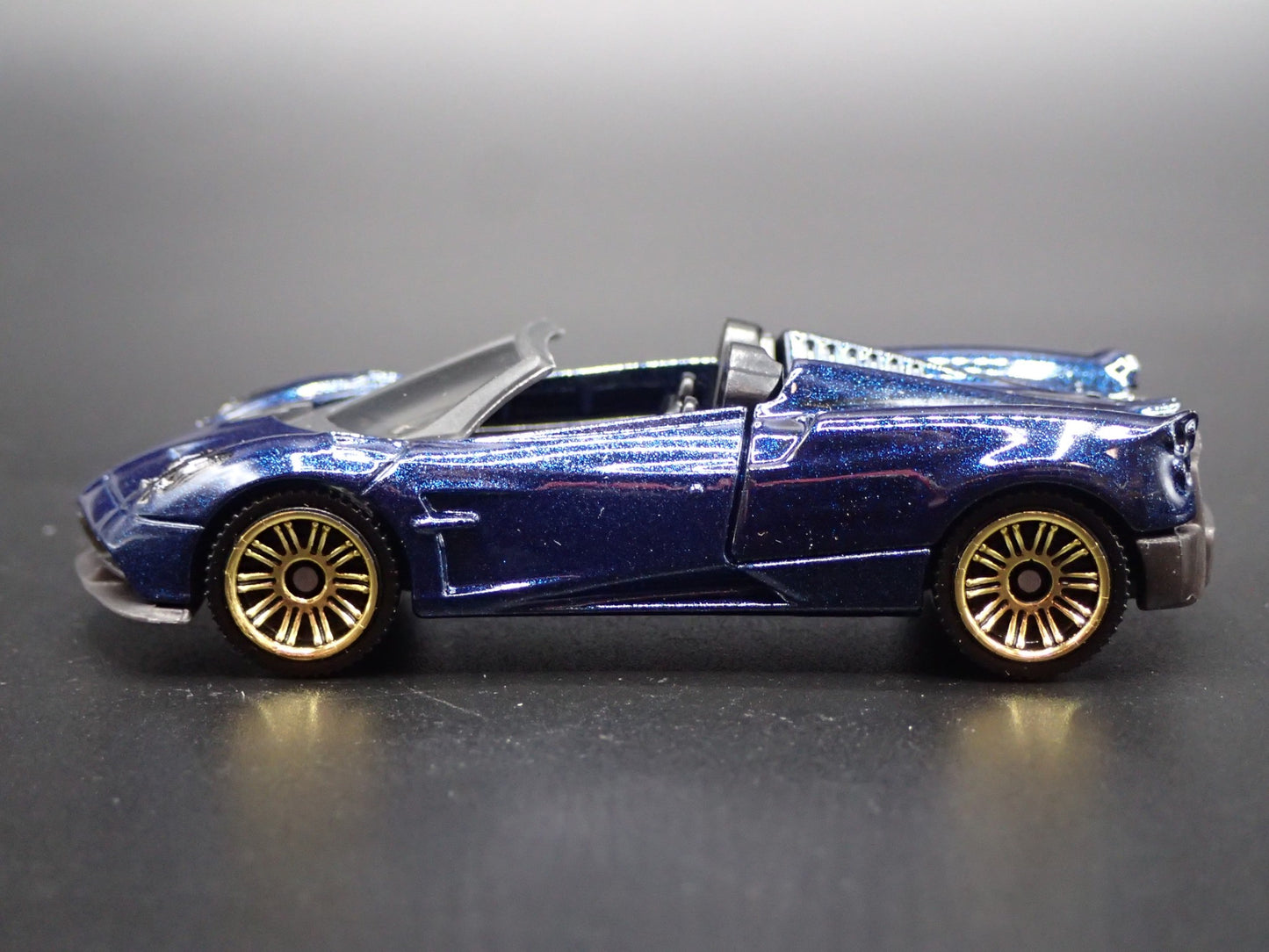 2017-2020 PAGANI HUAYRA ROADSTER SUPERCAR 1:64 SCALE DIORAMA DIECAST MODEL CAR