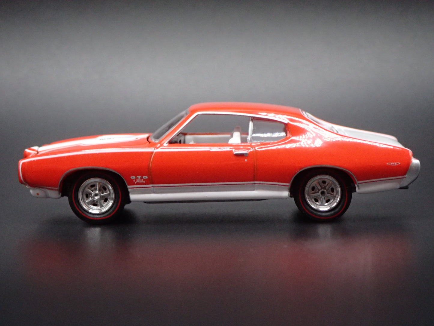 1969 69 PONTIAC GTO ROYAL BOBCAT ORANGE 1:64 SCALE DIORAMA DIECAST MODEL CAR