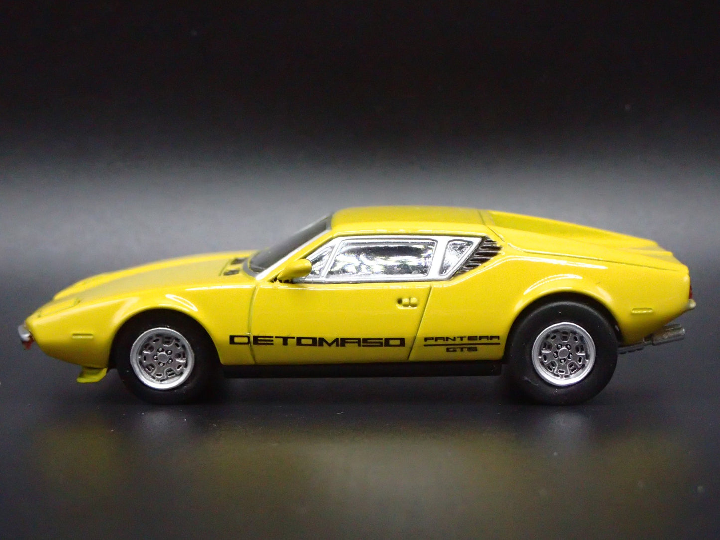 1972 72 DE TOMASO PANTERA RARE 1:64 SCALE COLLECTIBLE DIORAMA DIECAST MODEL CAR