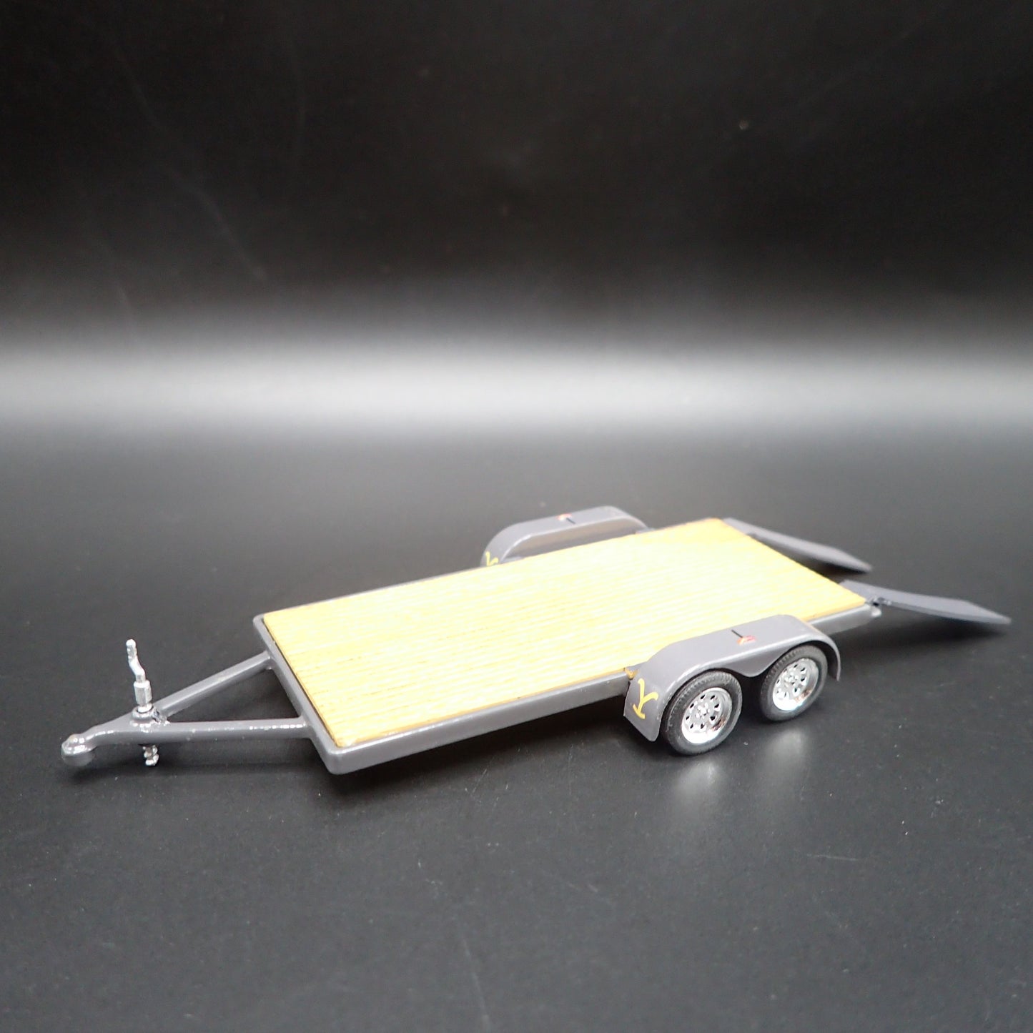 OPEN FLATBED CAR TRAILER w/ LOADING RAMPS GRAY 1:64 SCALE DIORAMA DIECAST MODEL