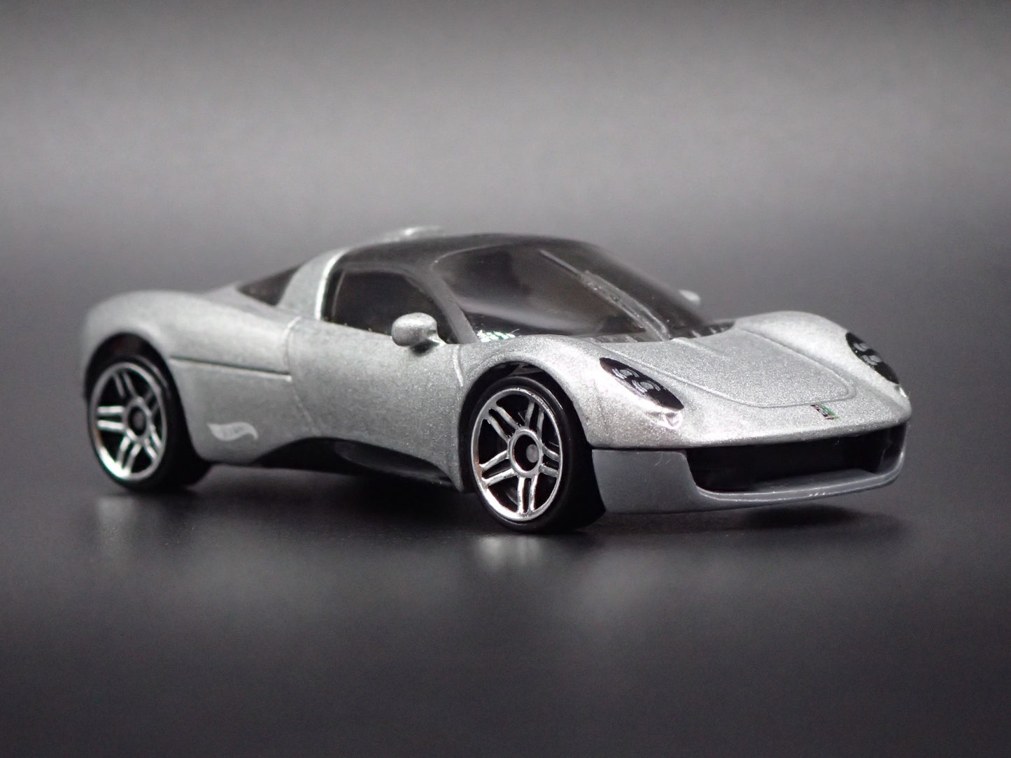 GORDON MURRAY AUTOMOTIVE T.33 SILVER 1:64 SCALE DIORAMA DIECAST MODEL CAR