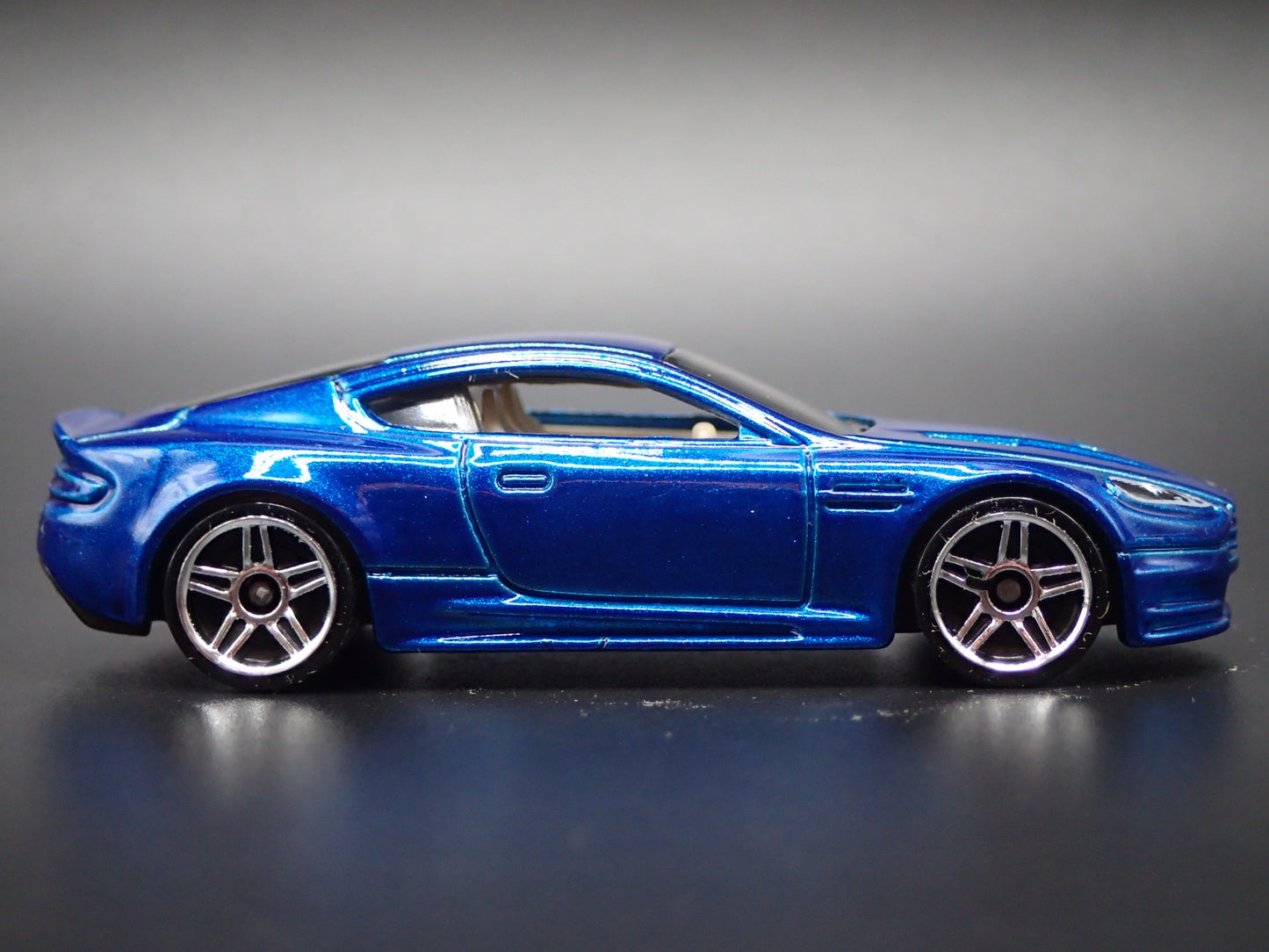2008-2012 ASTON MARTIN DBS BLUE 1/64 SCALE COLLECTIBLE DIORAMA DIECAST MODEL CAR