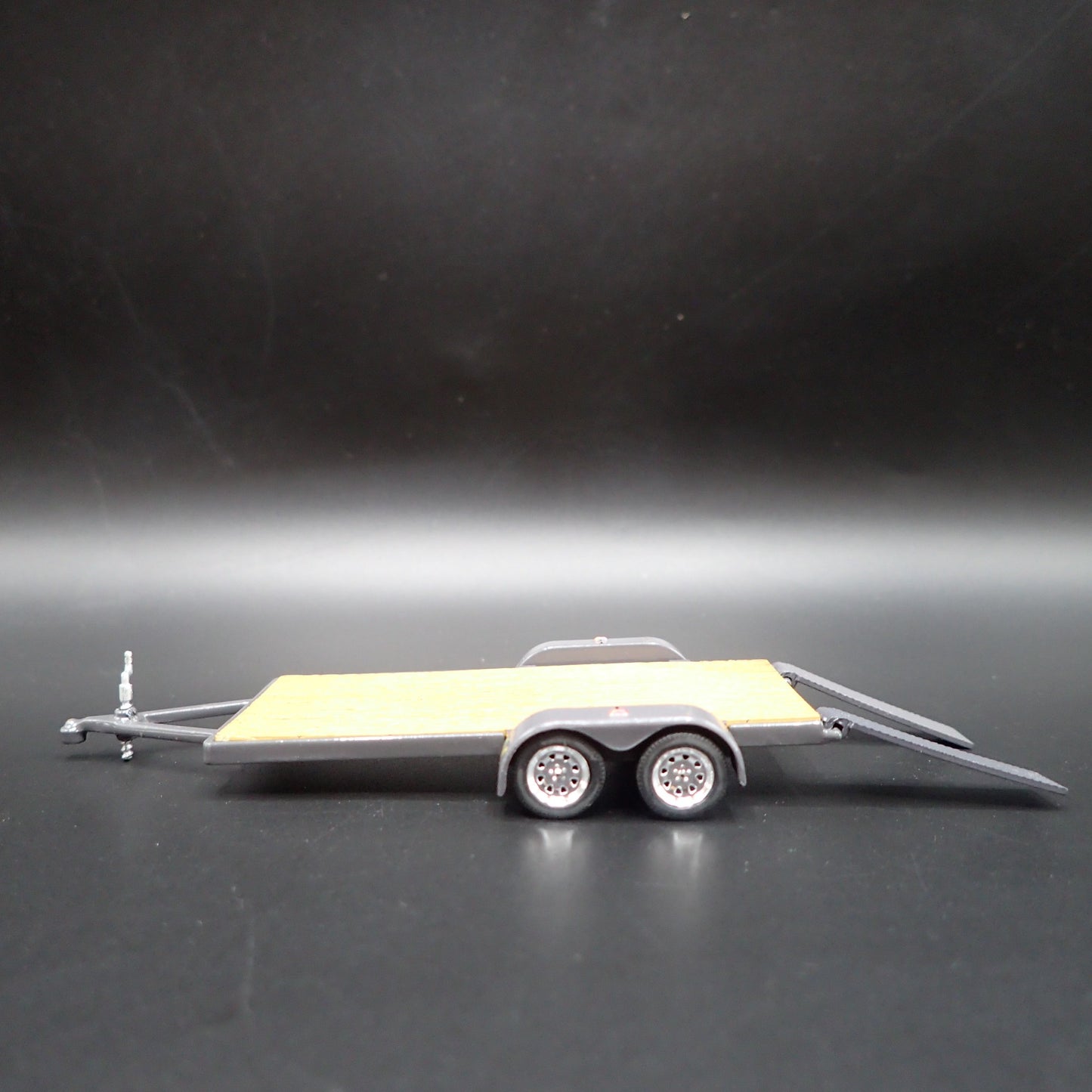 OPEN FLATBED CAR TRAILER w/ LOADING RAMPS GRAY 1:64 SCALE DIORAMA DIECAST MODEL