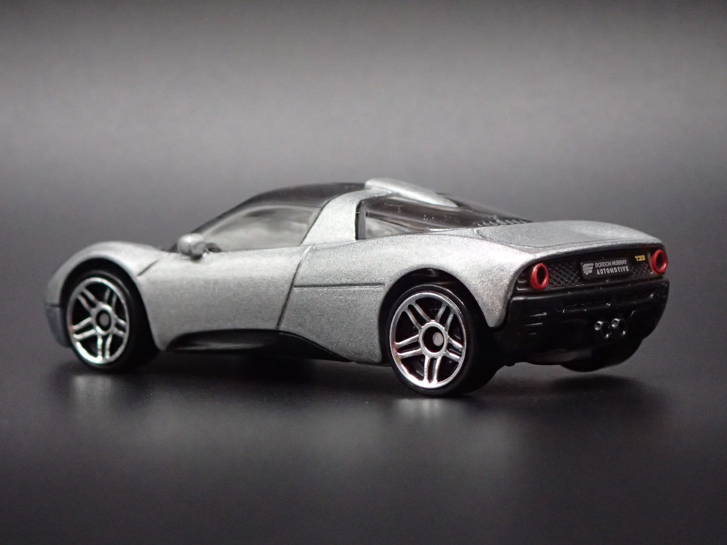 GORDON MURRAY AUTOMOTIVE T.33 SILVER 1:64 SCALE DIORAMA DIECAST MODEL CAR