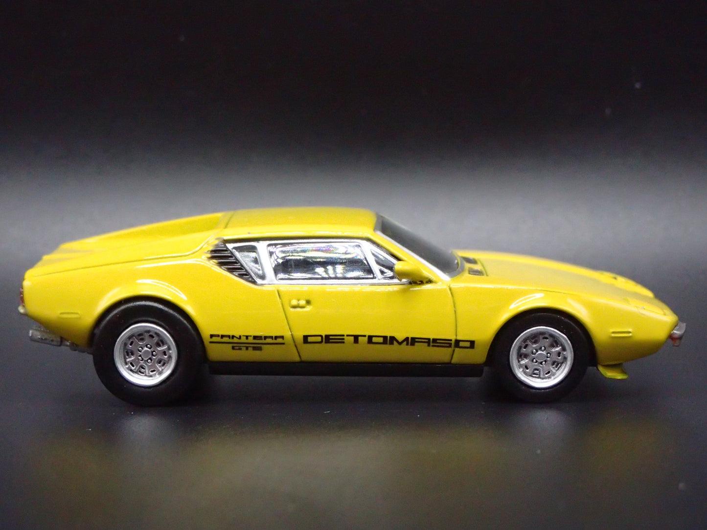 1972 72 DE TOMASO PANTERA RARE 1:64 SCALE COLLECTIBLE DIORAMA DIECAST MODEL CAR