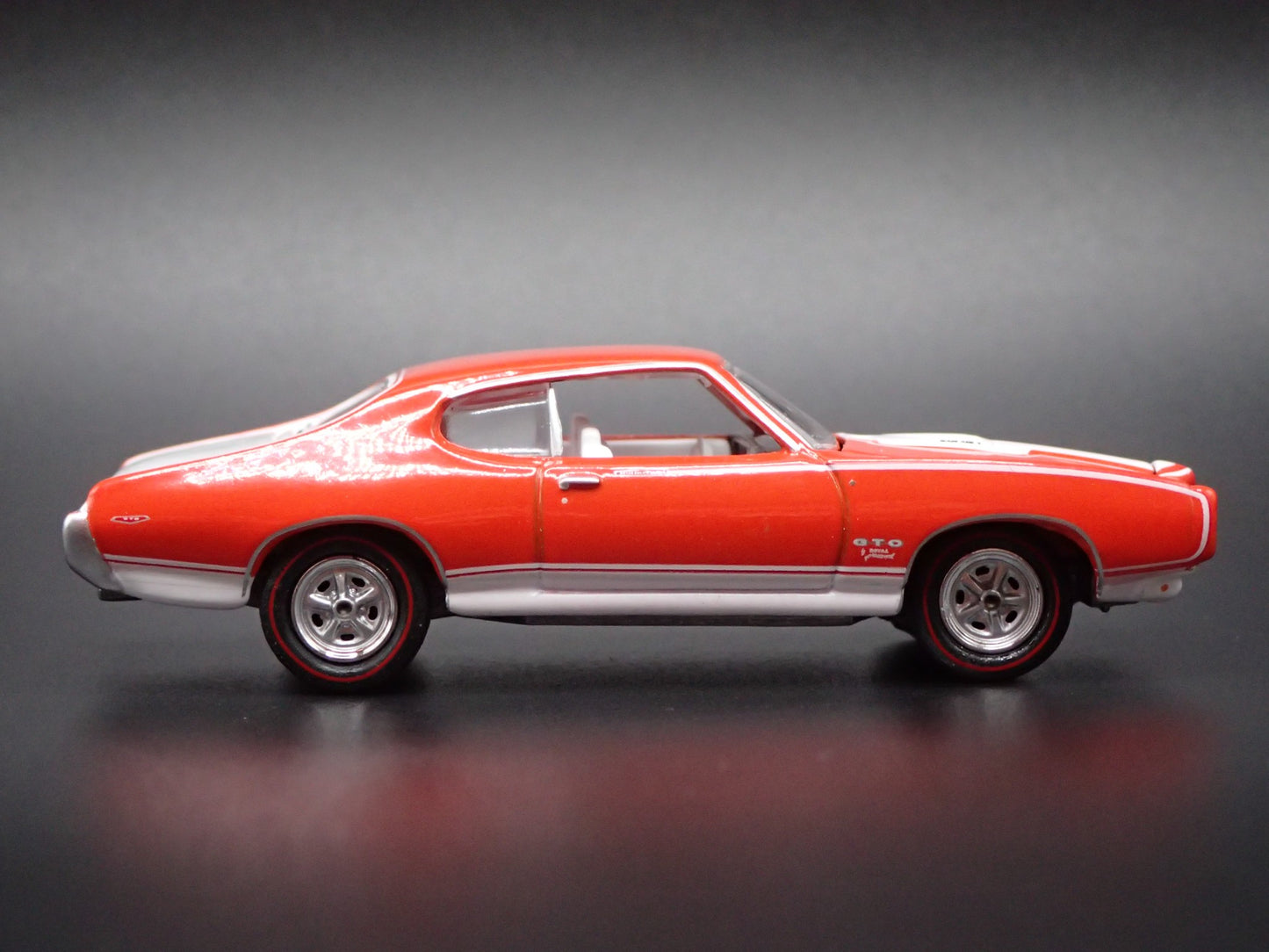 1969 69 PONTIAC GTO ROYAL BOBCAT ORANGE 1:64 SCALE DIORAMA DIECAST MODEL CAR