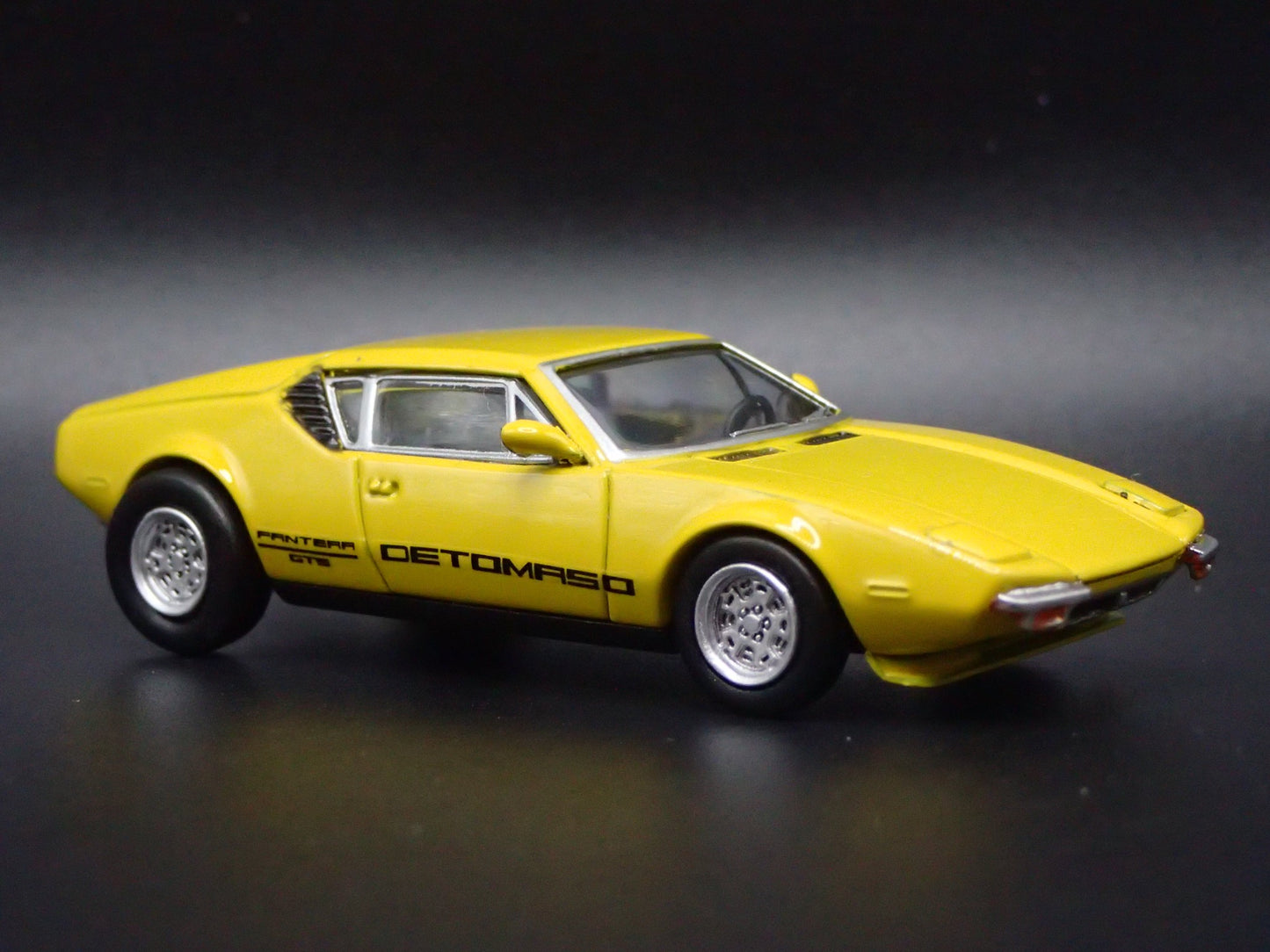 1972 72 DE TOMASO PANTERA RARE 1:64 SCALE COLLECTIBLE DIORAMA DIECAST MODEL CAR