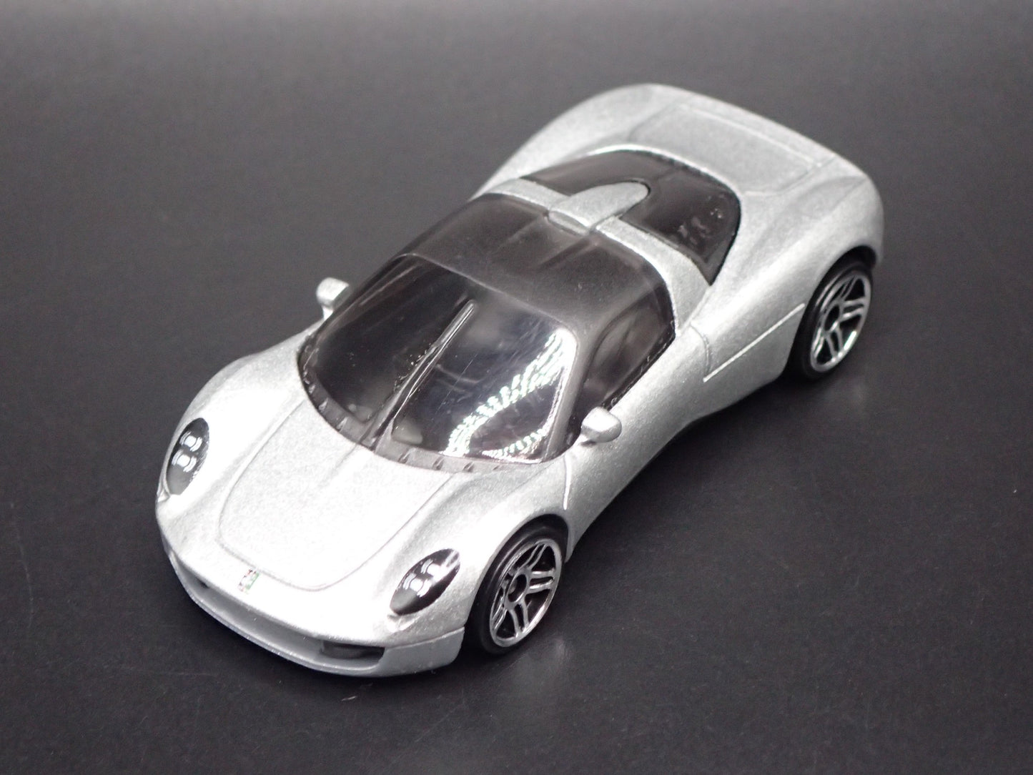 GORDON MURRAY AUTOMOTIVE T.33 SILVER 1:64 SCALE DIORAMA DIECAST MODEL CAR