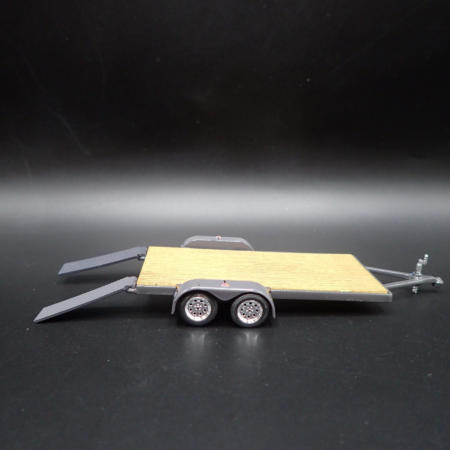 OPEN FLATBED CAR TRAILER w/ LOADING RAMPS GRAY 1:64 SCALE DIORAMA DIECAST MODEL
