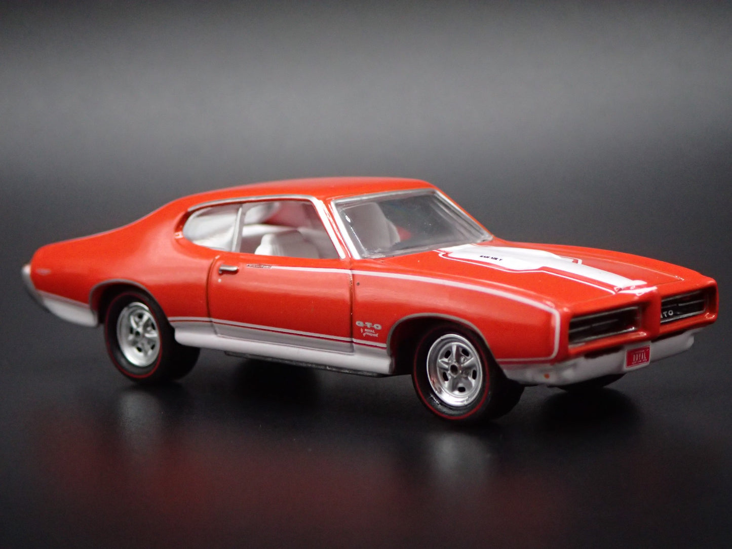 1969 69 PONTIAC GTO ROYAL BOBCAT ORANGE 1:64 SCALE DIORAMA DIECAST MODEL CAR