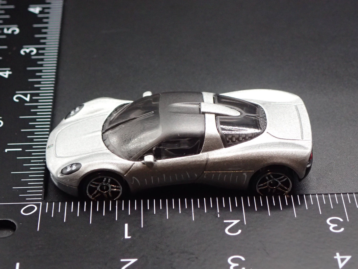 GORDON MURRAY AUTOMOTIVE T.33 SILVER 1:64 SCALE DIORAMA DIECAST MODEL CAR