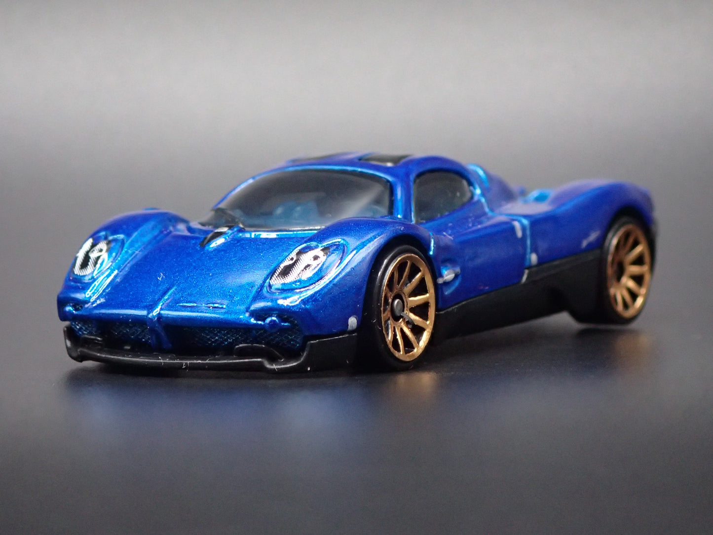 2022-2026 PAGANI UTOPIA SUPERCAR BLUE 1:64 SCALE DIORAMA DIECAST MODEL CAR
