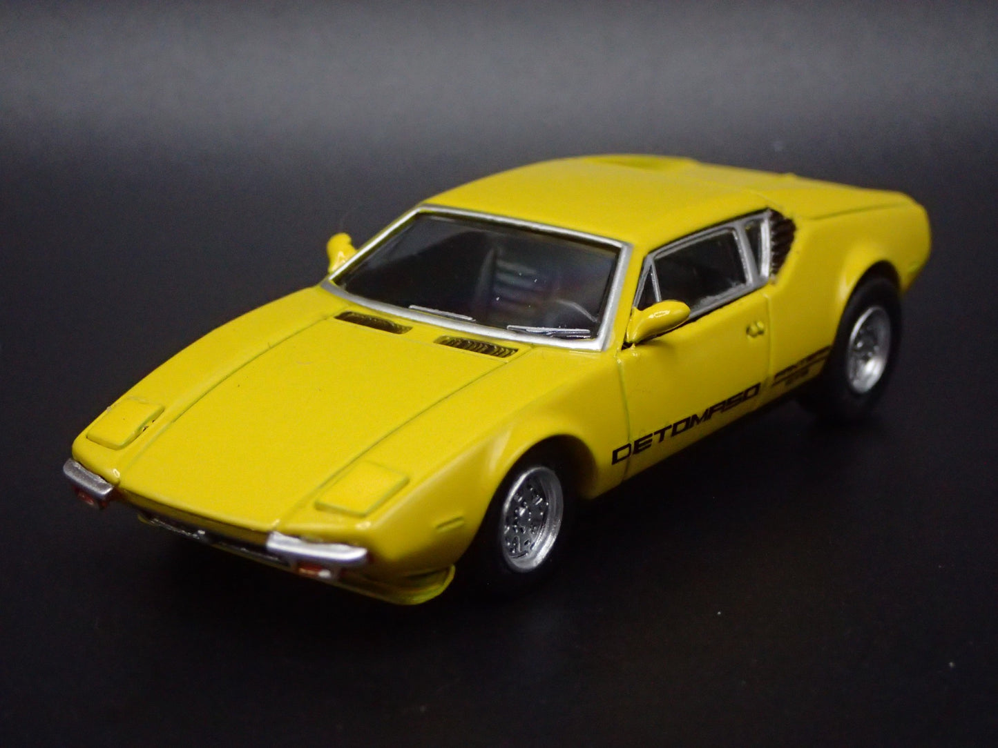 1972 72 DE TOMASO PANTERA RARE 1:64 SCALE COLLECTIBLE DIORAMA DIECAST MODEL CAR