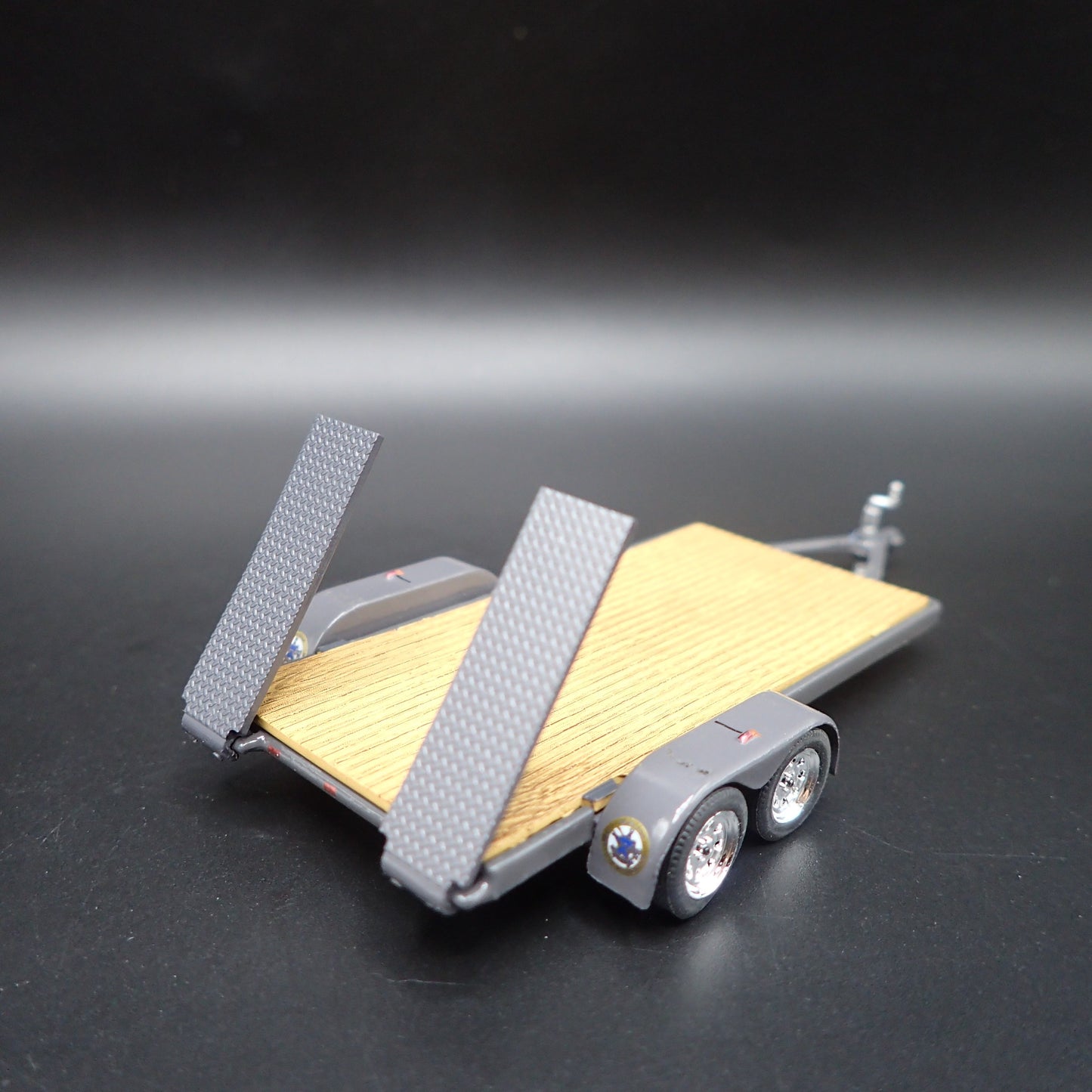 OPEN FLATBED CAR TRAILER w/ LOADING RAMPS GRAY 1:64 SCALE DIORAMA DIECAST MODEL