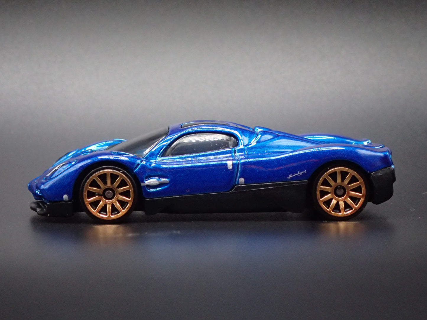 2022-2026 PAGANI UTOPIA SUPERCAR BLUE 1:64 SCALE DIORAMA DIECAST MODEL CAR