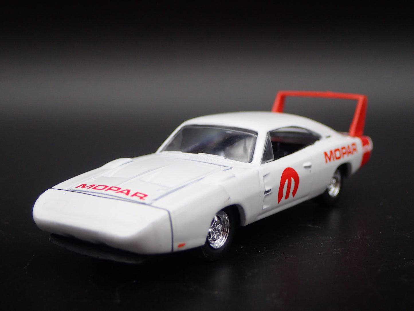 1969 69 DODGE CHARGER DAYTONA HEMI MOPAR 1:64 SCALE DIORAMA DIECAST MODEL CAR