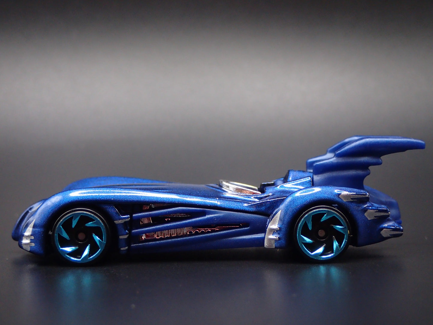 BATMAN & ROBIN BATMOBILE BLUE 1:64 SCALE COLLECTIBLE DIORAMA DIECAST MODEL CAR