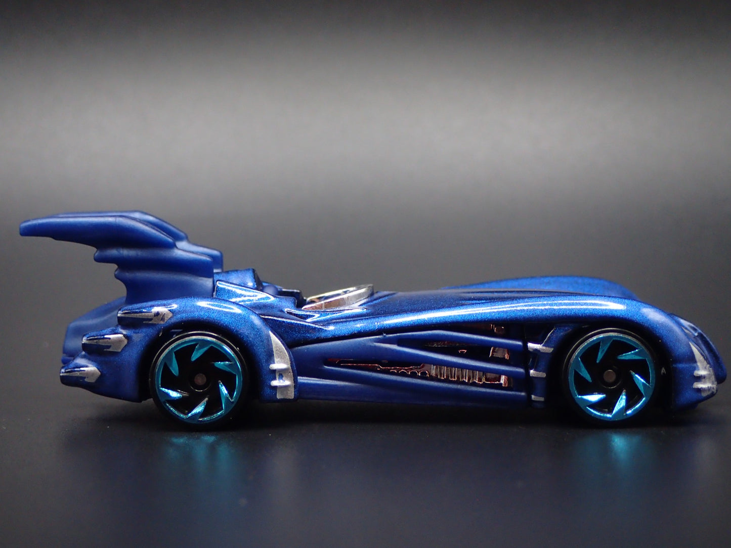 BATMAN & ROBIN BATMOBILE BLUE 1:64 SCALE COLLECTIBLE DIORAMA DIECAST MODEL CAR