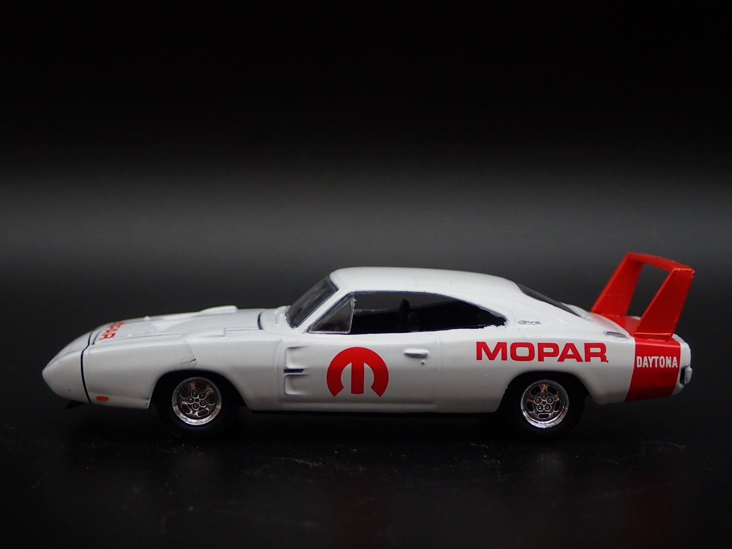 1969 69 DODGE CHARGER DAYTONA HEMI MOPAR 1:64 SCALE DIORAMA DIECAST MODEL CAR