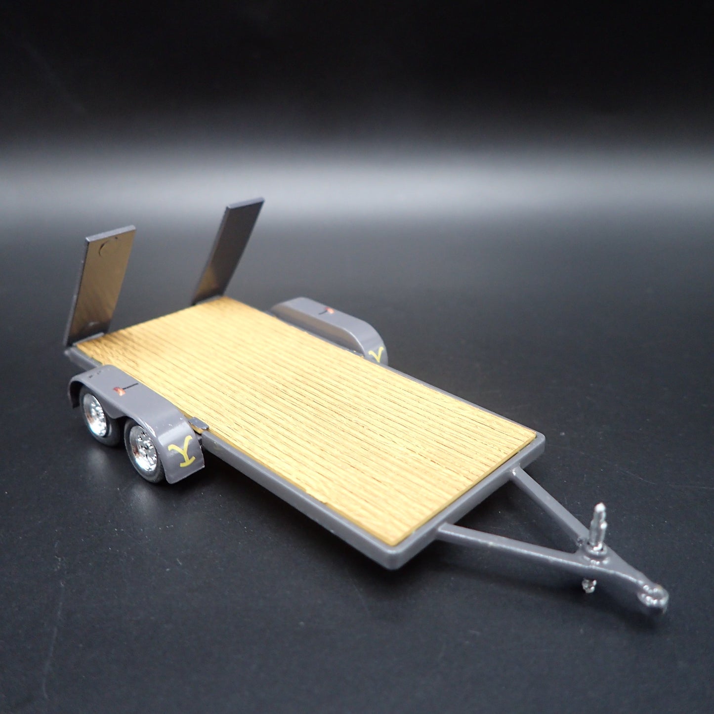 OPEN FLATBED CAR TRAILER w/ LOADING RAMPS GRAY 1:64 SCALE DIORAMA DIECAST MODEL