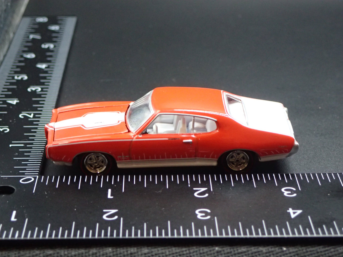 1969 69 PONTIAC GTO ROYAL BOBCAT ORANGE 1:64 SCALE DIORAMA DIECAST MODEL CAR