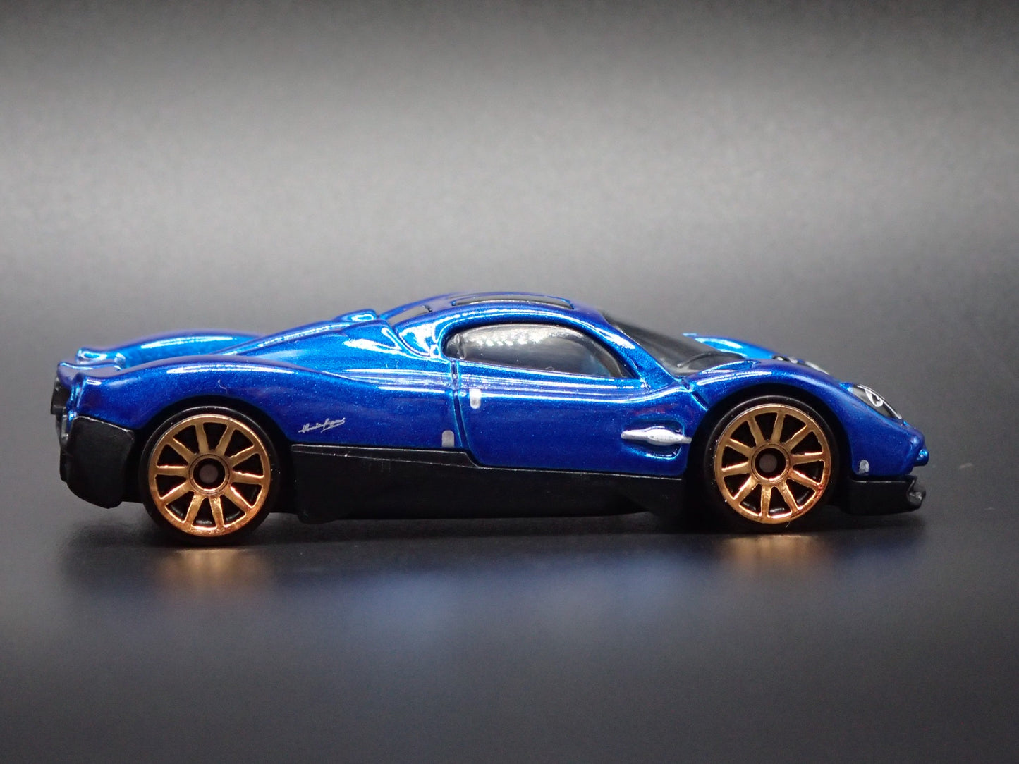 2022-2026 PAGANI UTOPIA SUPERCAR BLUE 1:64 SCALE DIORAMA DIECAST MODEL CAR