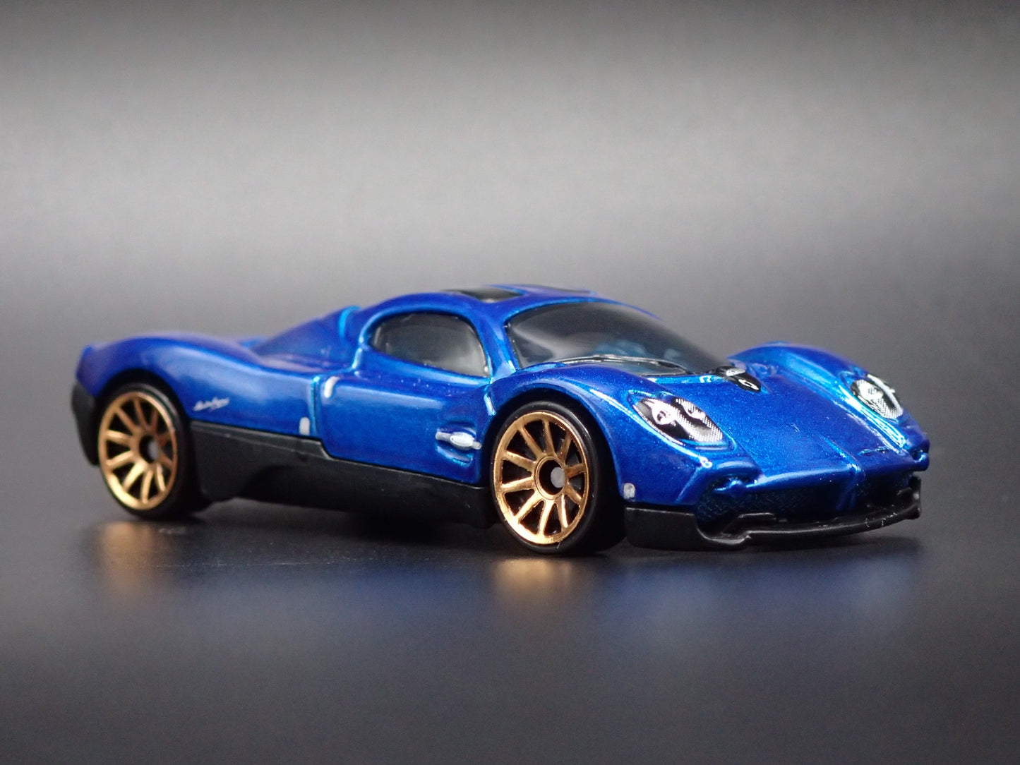 2022-2026 PAGANI UTOPIA SUPERCAR BLUE 1:64 SCALE DIORAMA DIECAST MODEL CAR