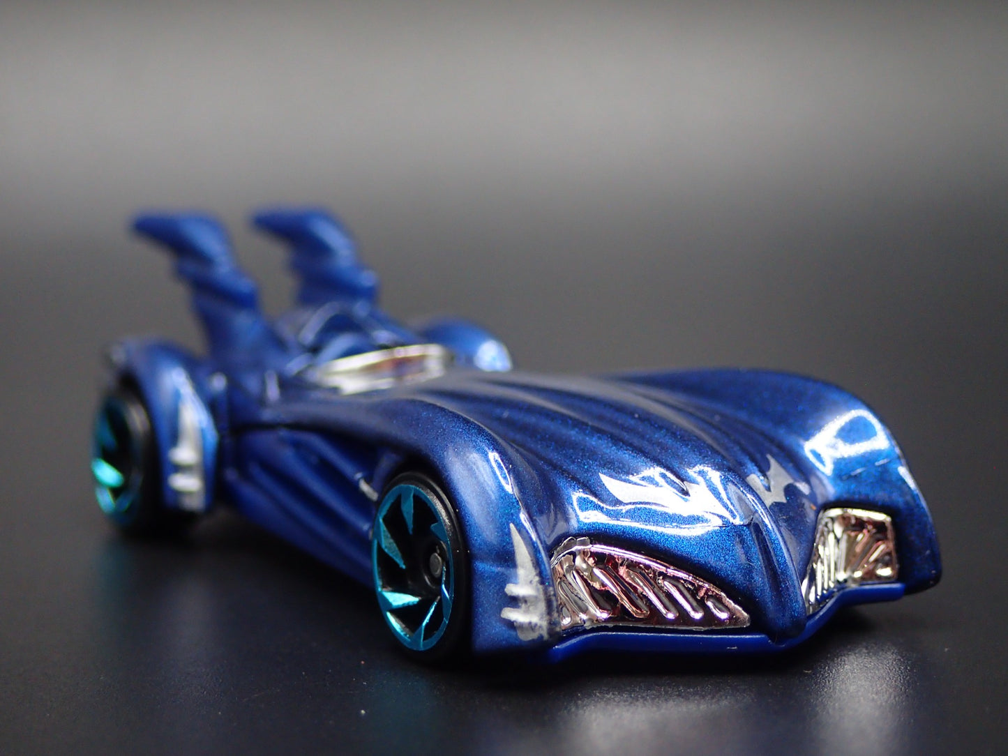 BATMAN & ROBIN BATMOBILE BLUE 1:64 SCALE COLLECTIBLE DIORAMA DIECAST MODEL CAR