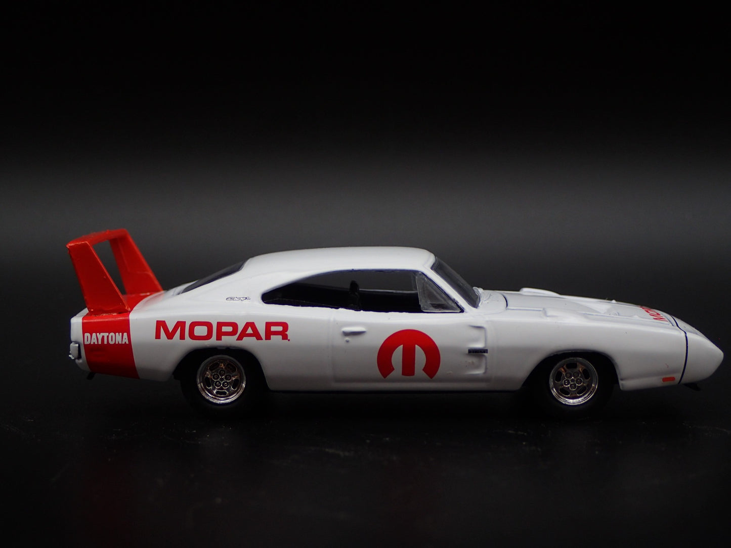 1969 69 DODGE CHARGER DAYTONA HEMI MOPAR 1:64 SCALE DIORAMA DIECAST MODEL CAR