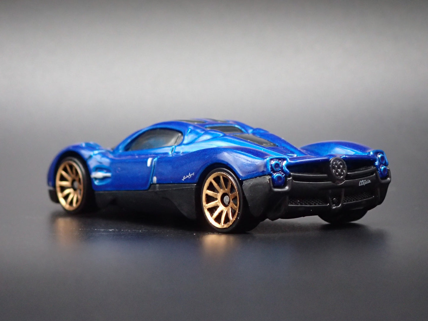 2022-2026 PAGANI UTOPIA SUPERCAR BLUE 1:64 SCALE DIORAMA DIECAST MODEL CAR