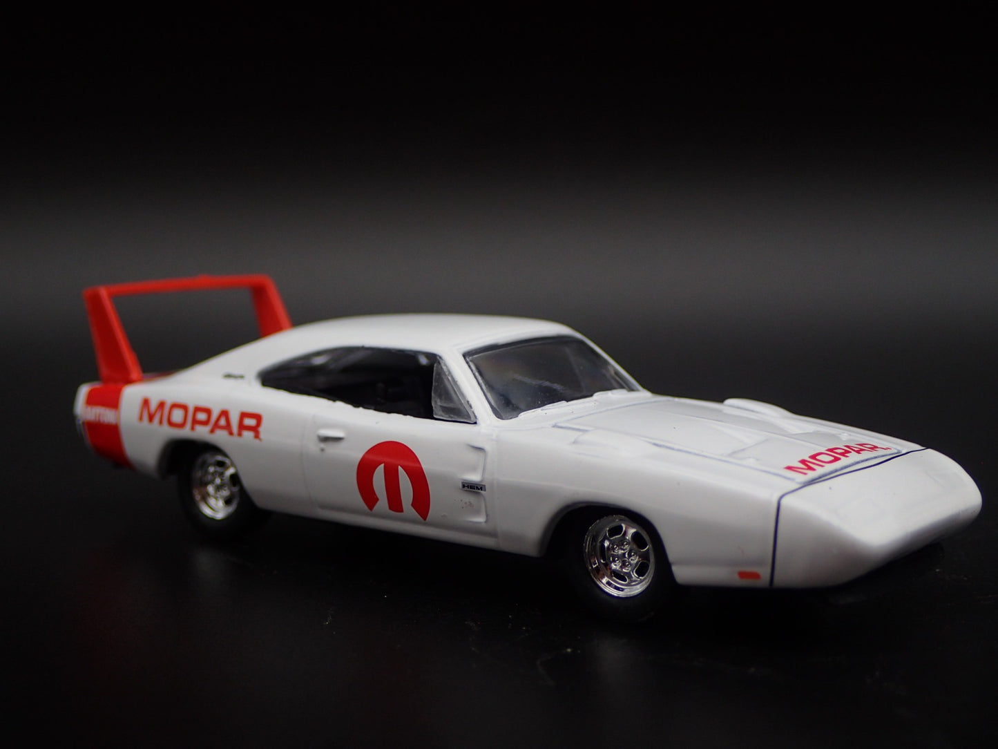 1969 69 DODGE CHARGER DAYTONA HEMI MOPAR 1:64 SCALE DIORAMA DIECAST MODEL CAR