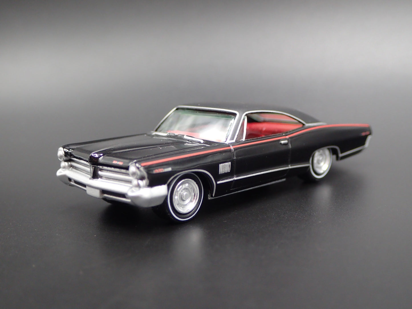 1965 65 PONTIAC CATALINA 2+2 1/64 SCALE COLLECTIBLE DIORAMA DIECAST MODEL CAR