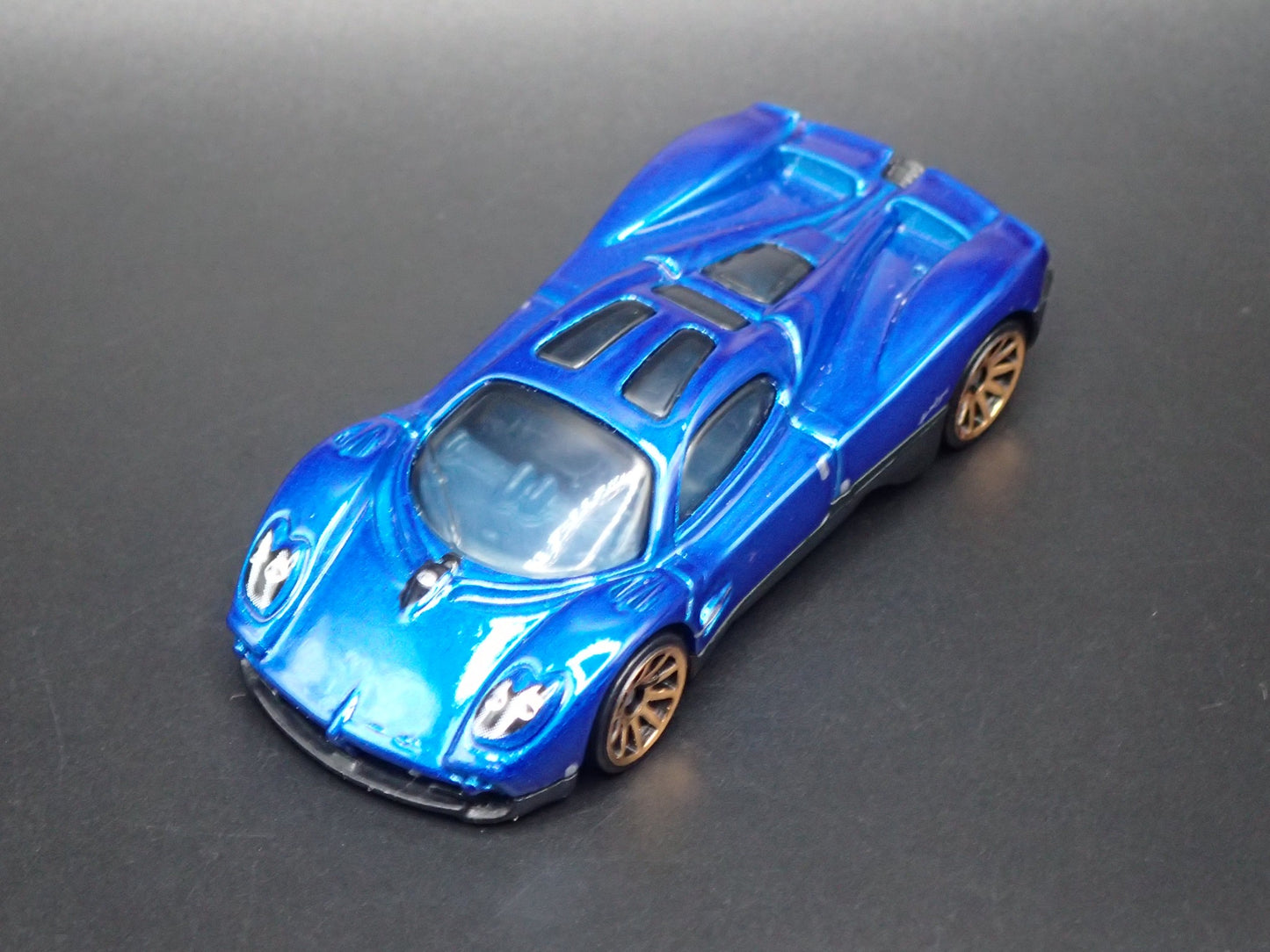 2022-2026 PAGANI UTOPIA SUPERCAR BLUE 1:64 SCALE DIORAMA DIECAST MODEL CAR