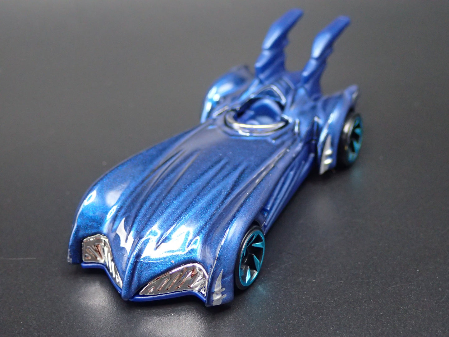 BATMAN & ROBIN BATMOBILE BLUE 1:64 SCALE COLLECTIBLE DIORAMA DIECAST MODEL CAR