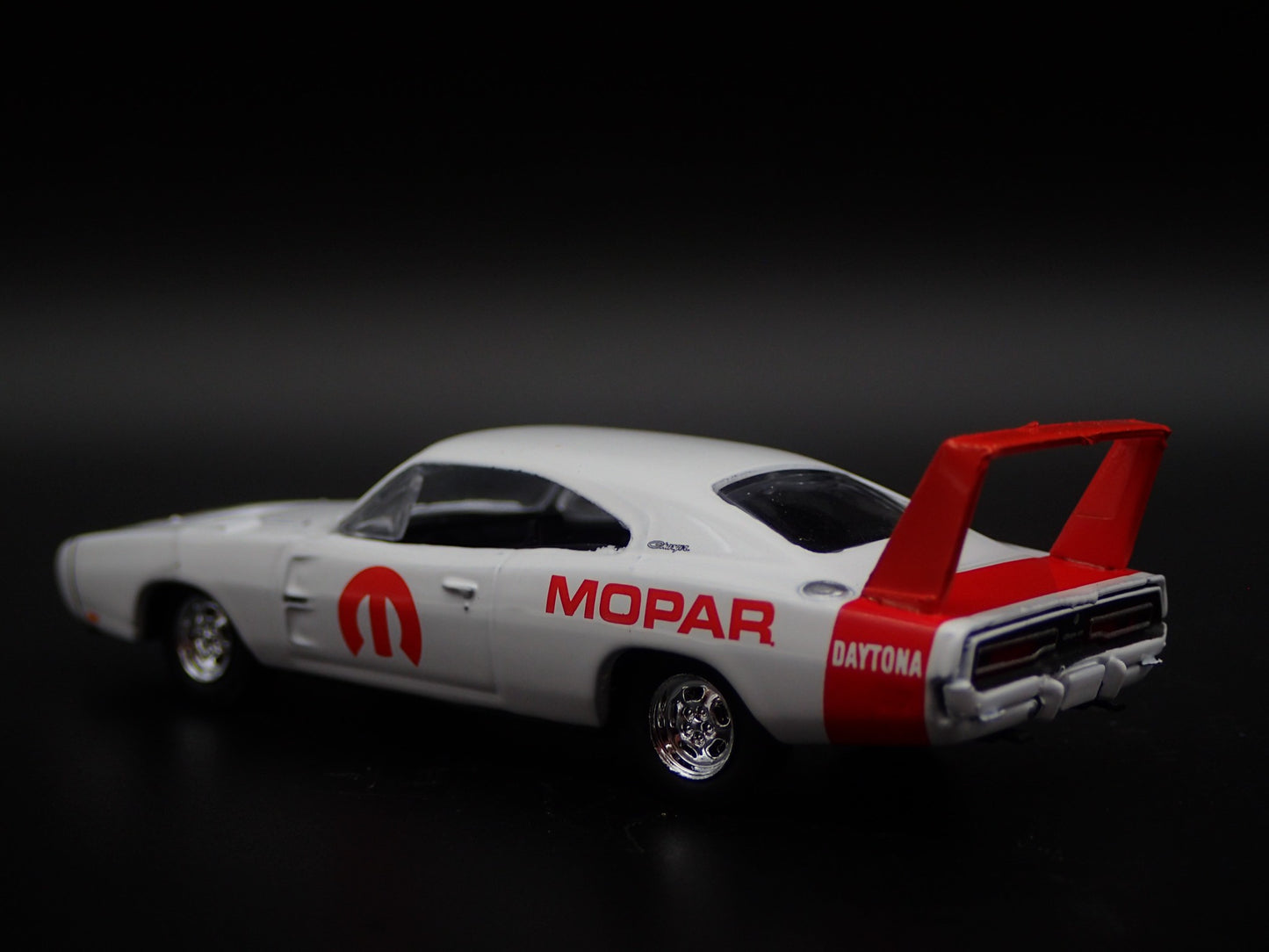 1969 69 DODGE CHARGER DAYTONA HEMI MOPAR 1:64 SCALE DIORAMA DIECAST MODEL CAR