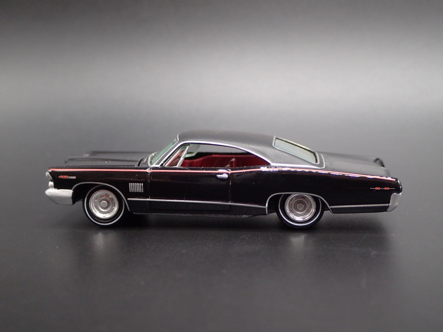 1965 65 PONTIAC CATALINA 2+2 1/64 SCALE COLLECTIBLE DIORAMA DIECAST MODEL CAR