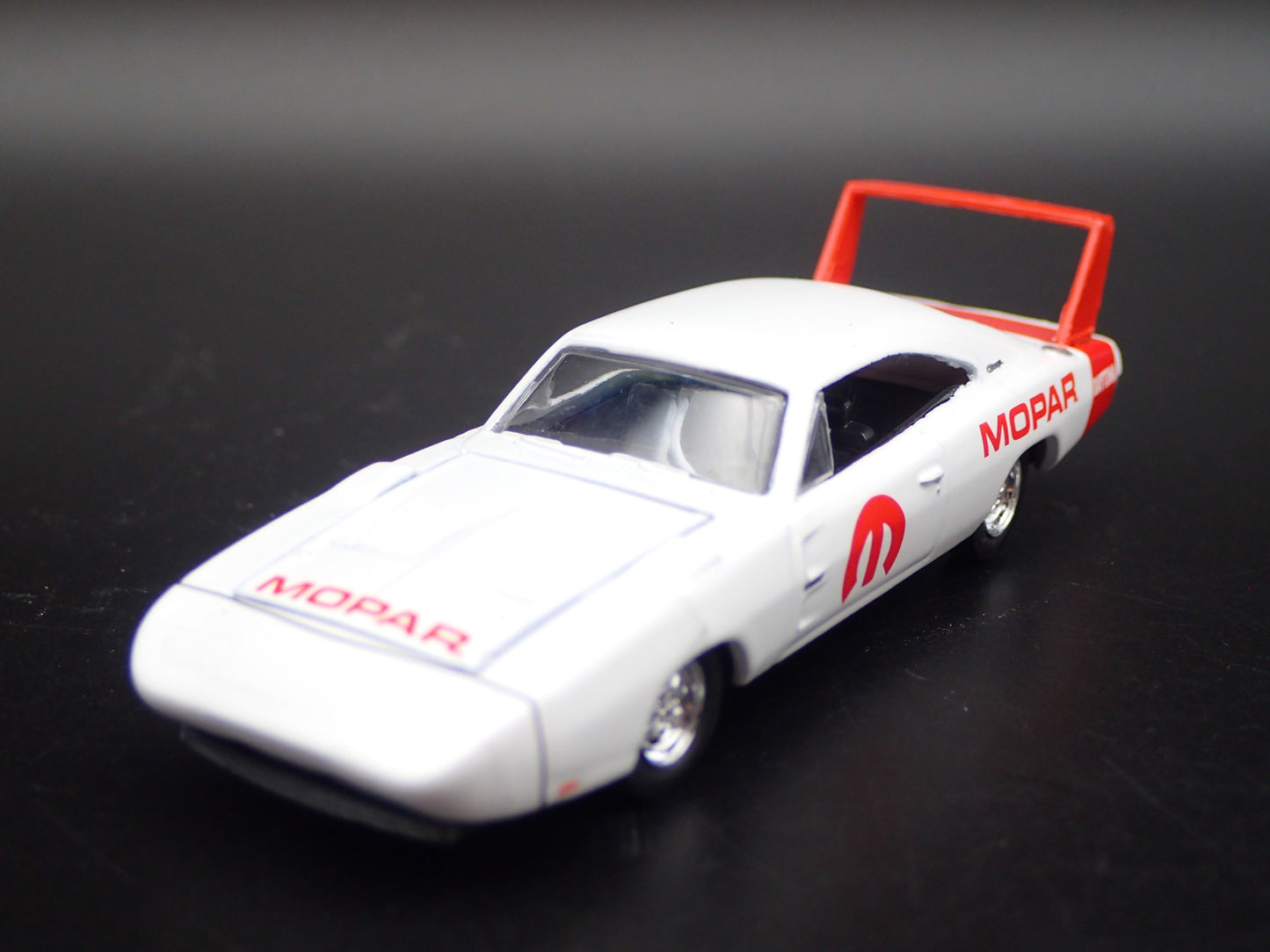 1969 69 DODGE CHARGER DAYTONA HEMI MOPAR 1:64 SCALE DIORAMA DIECAST MODEL CAR