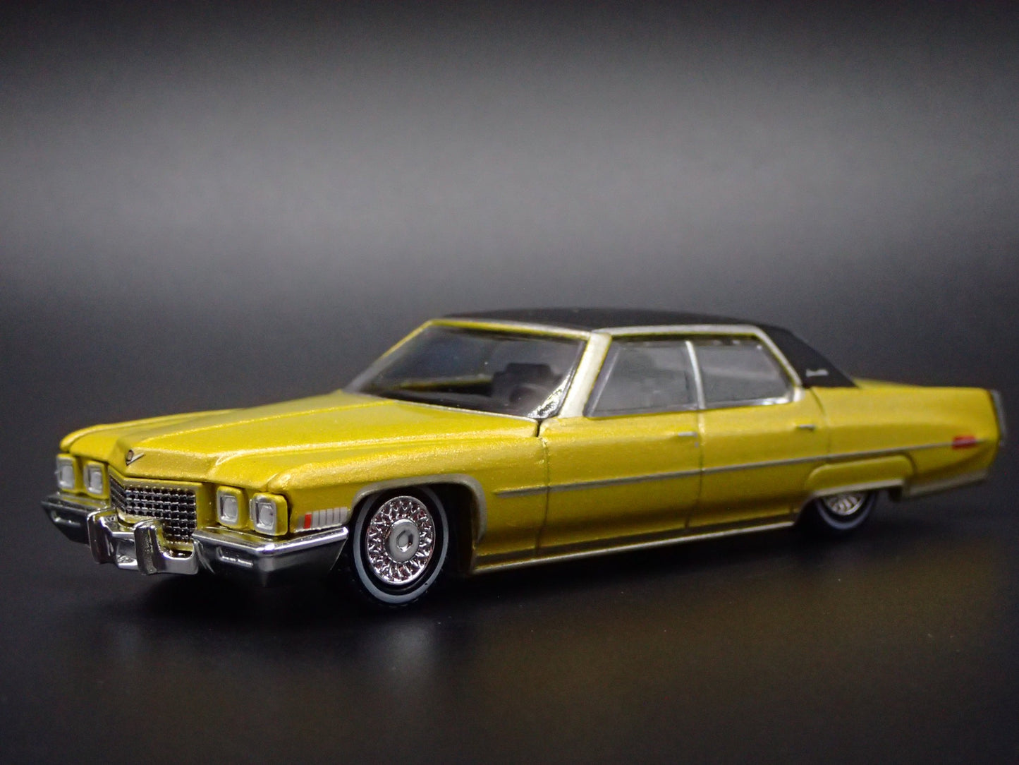 1971 71 CADILLAC CADDY SEDAN DEVILLE 4 DOOR 1:64 SCALE DIORAMA DIECAST MODEL CAR