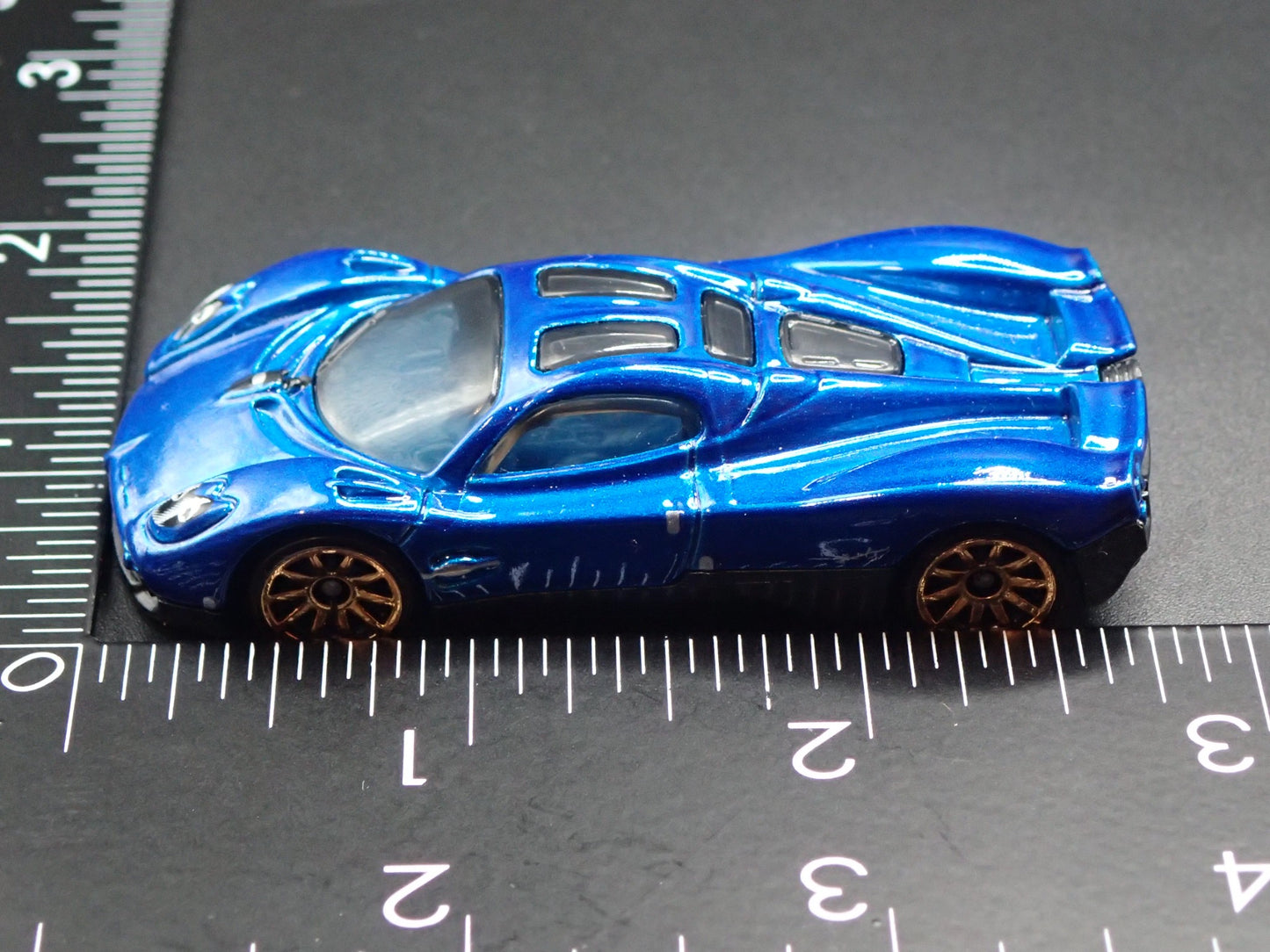 2022-2026 PAGANI UTOPIA SUPERCAR BLUE 1:64 SCALE DIORAMA DIECAST MODEL CAR