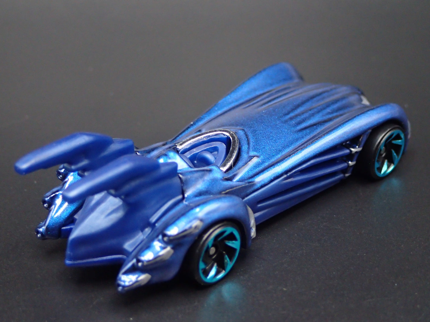 BATMAN & ROBIN BATMOBILE BLUE 1:64 SCALE COLLECTIBLE DIORAMA DIECAST MODEL CAR