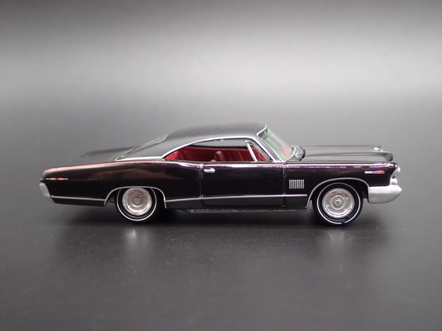 1965 65 PONTIAC CATALINA 2+2 1/64 SCALE COLLECTIBLE DIORAMA DIECAST MODEL CAR