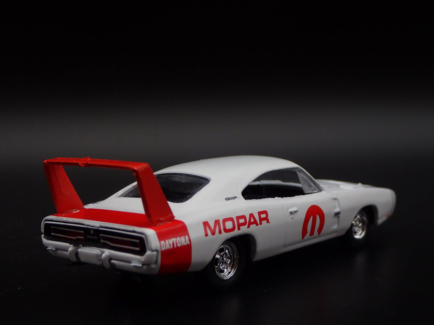 1969 69 DODGE CHARGER DAYTONA HEMI MOPAR 1:64 SCALE DIORAMA DIECAST MODEL CAR