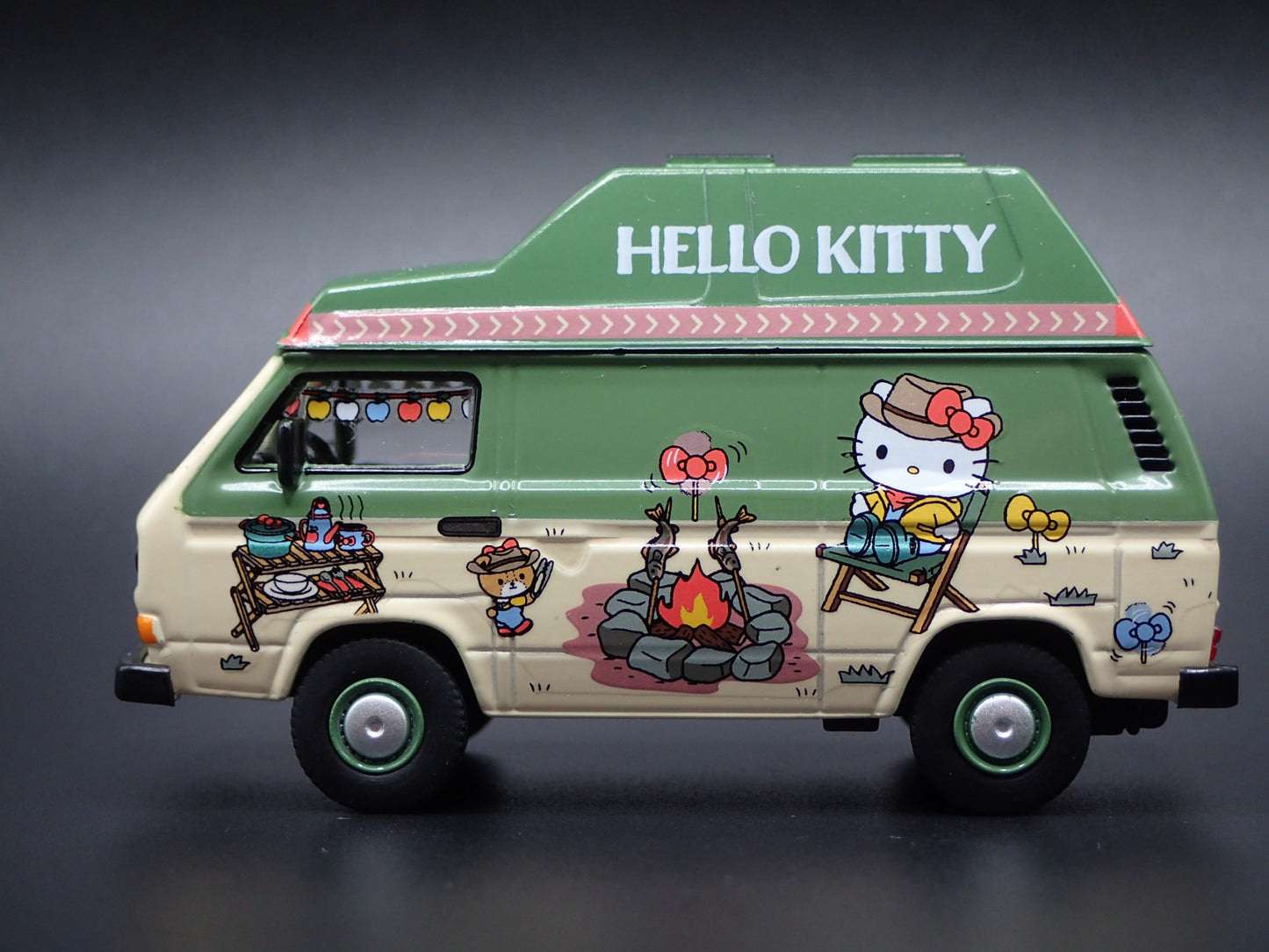VW VOLKSWAGEN T3 VAN HELLO KITTY CAMPING 1/64 SCALE DIORAMA DIECAST MODEL CAR