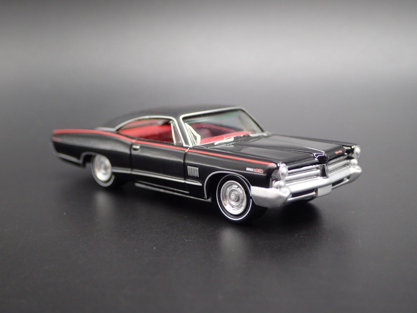 1965 65 PONTIAC CATALINA 2+2 1/64 SCALE COLLECTIBLE DIORAMA DIECAST MODEL CAR