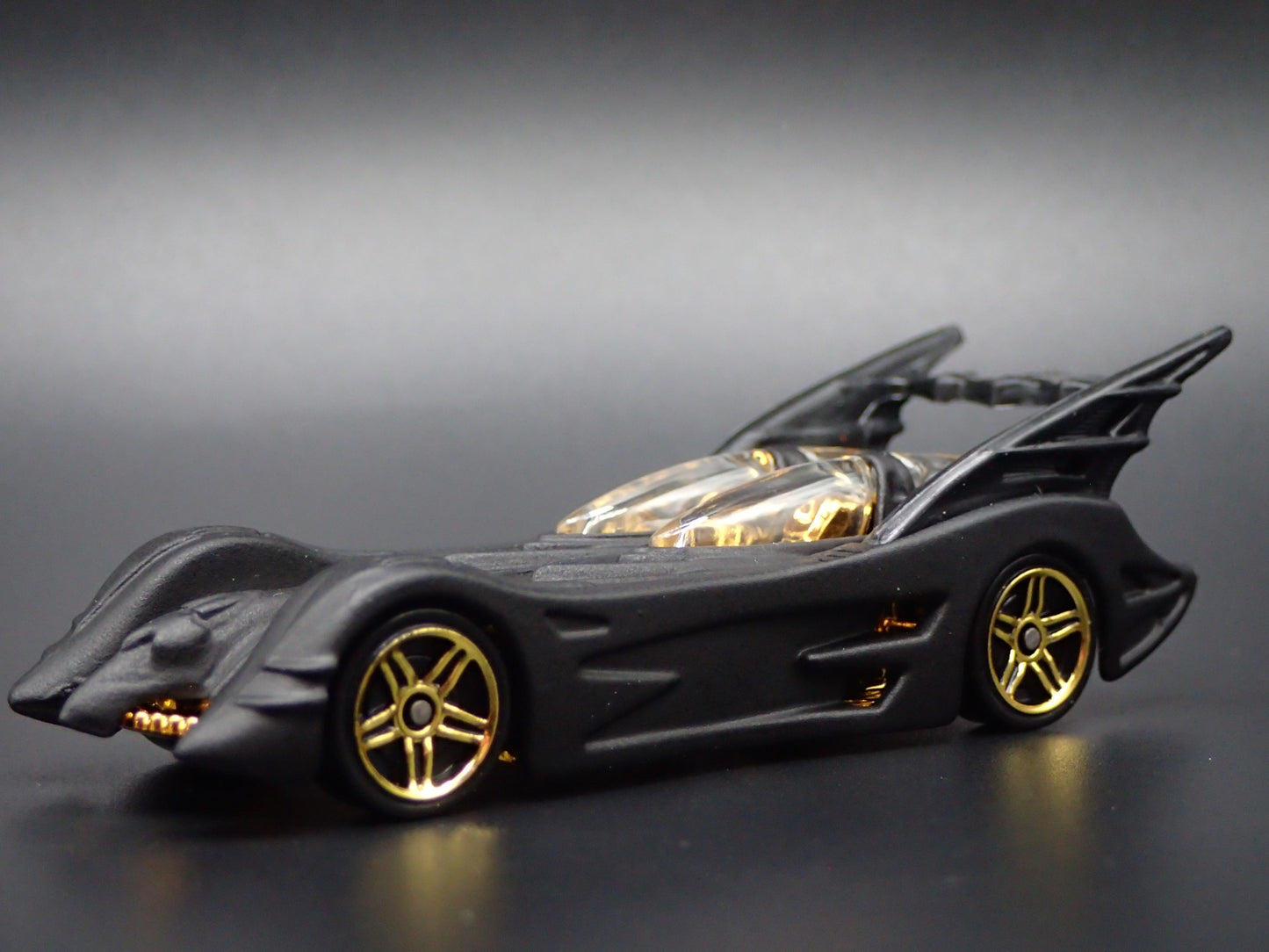 BATMAN BATMOBILE BLACK RARE 1:64 SCALE COLLECTIBLE DIORAMA DIECAST MODEL CAR